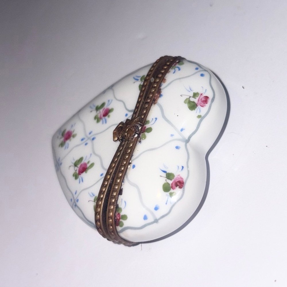 French Limoges Peint Main hinged heart-shaped trinket box - Picture 5 of 10